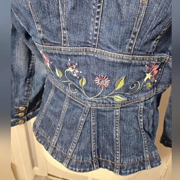 Jones Wear Jean Jacket Embroidered Floral Details Sz 6 - Picture 6 of 8
